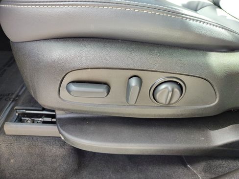 Used 2023 Buick Enclave Essence image 12