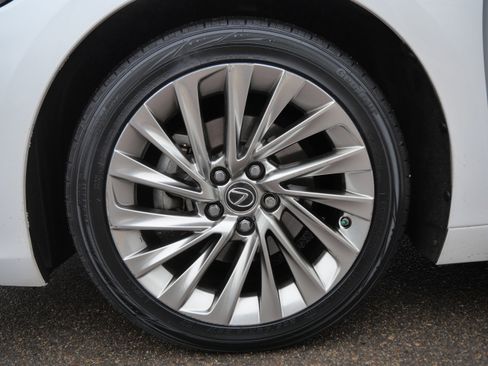 Used 2019 Lexus ES 300h w/ Accessory Package 2 image 15