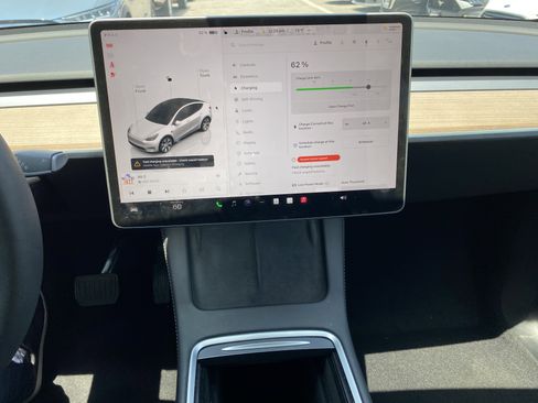 Used 2024 Tesla Model Y Long Range AWD/4WD image 16