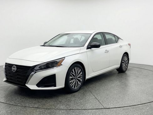 Used 2025 Nissan Altima 2.5 SV FWD image 3