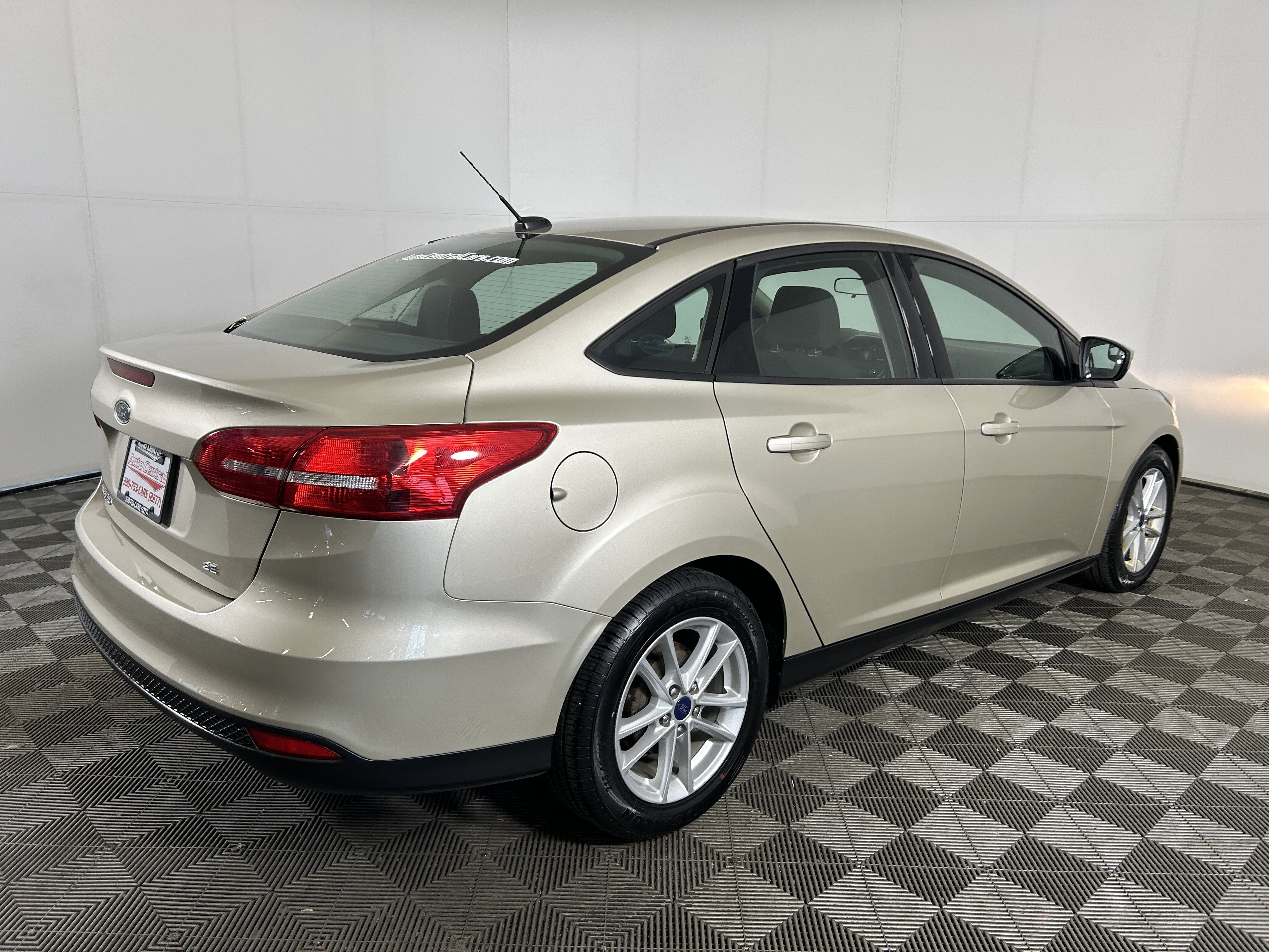 Used 2018 Ford Focus SE FWD image 4