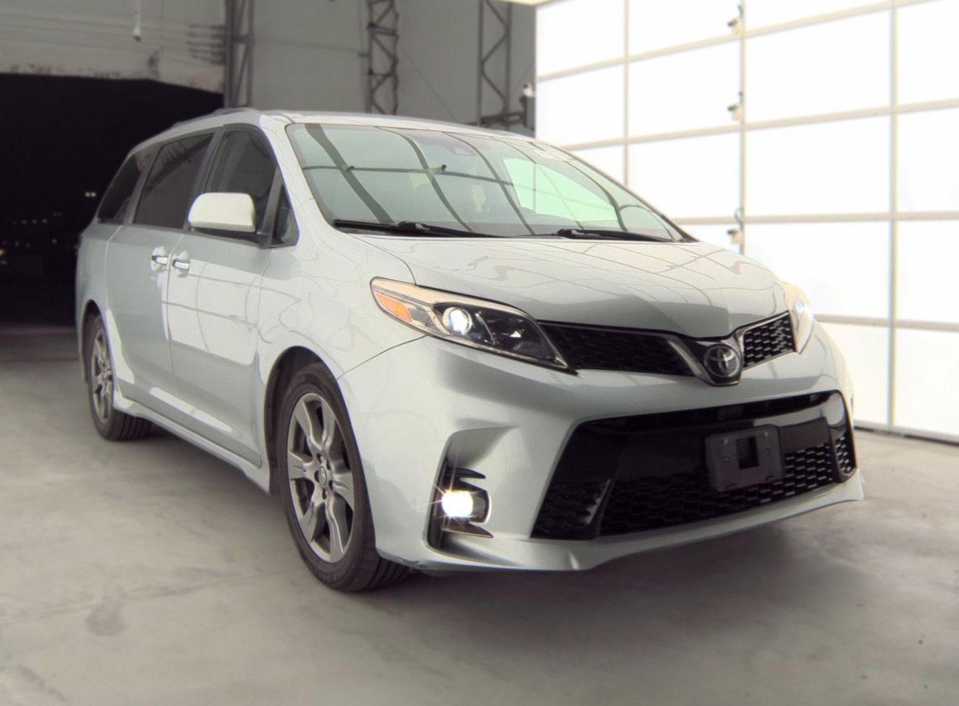 Used 2019 Toyota Sienna SE FWD image 3