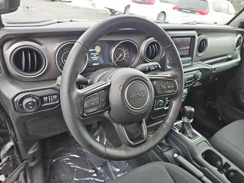 Used 2022 Jeep Gladiator Sport image 15