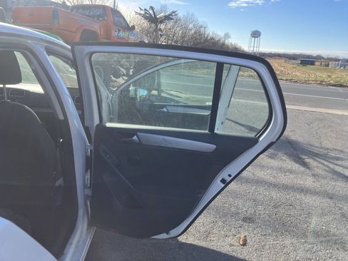 Used 2010 Volkswagen Golf 4-Door image 21