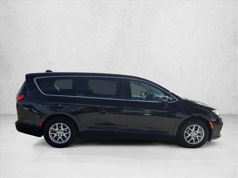 Used 2023 Chrysler Pacifica Touring-L image 4