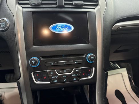 Used 2017 Ford Fusion SE w/ Fusion SE Technology Package FWD image 22