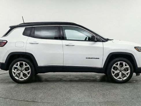 Used 2025 Jeep Compass Latitude AWD/4WD image 11