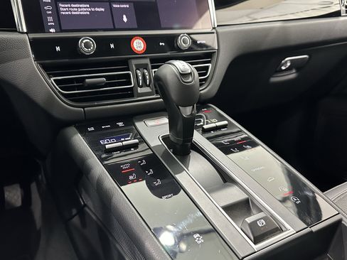 Certified 2024 Porsche Macan image 33