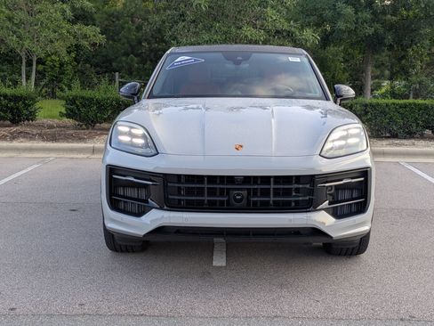 Used 2025 Porsche Cayenne GTS AWD/4WD image 9