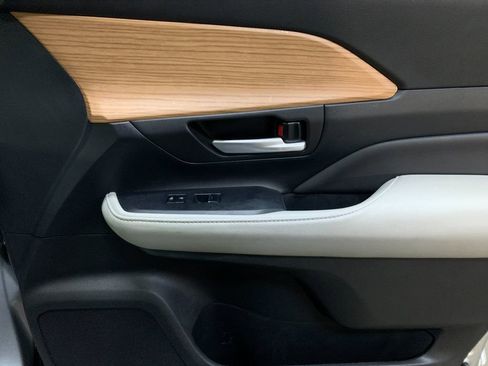 Used 2024 Toyota Grand Highlander Limited image 21