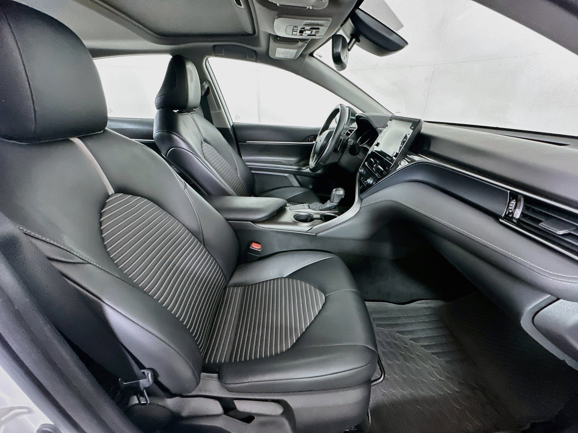 Used 2022 Toyota Camry SE w/ Audio Upgrade Package FWD image 30