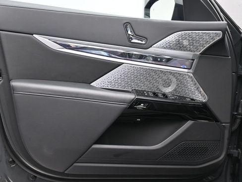 Used 2023 BMW i7 xDrive60 AWD/4WD image 9