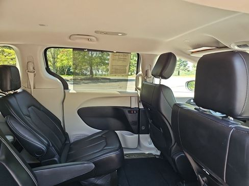 Used 2023 Chrysler Pacifica Touring-L FWD image 15