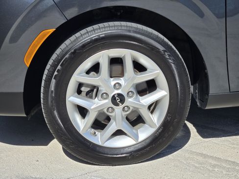 Used 2025 Kia Soul LX w/ LX Technology Package FWD image 13