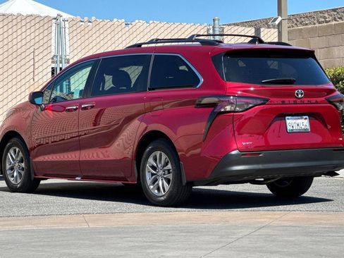 Used 2026 Toyota Sienna XLE FWD image 6