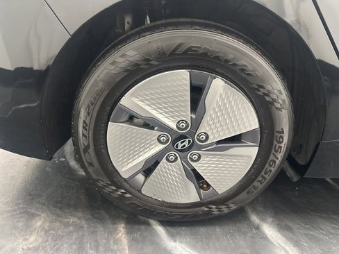 Used 2022 Hyundai Ioniq SE image 31