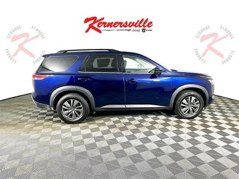 Used 2022 Nissan Pathfinder SV w/ SV Premium Package image 8