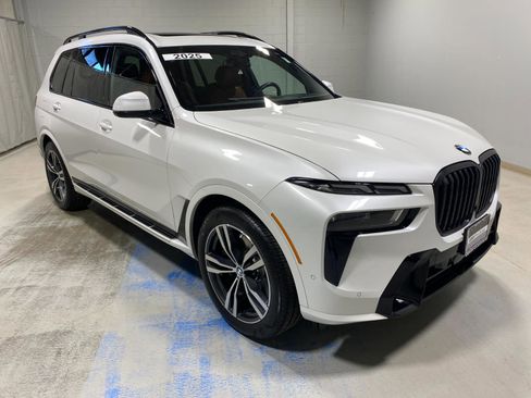 Used 2025 BMW X7 xDrive40i w/ M Sport Package image 4