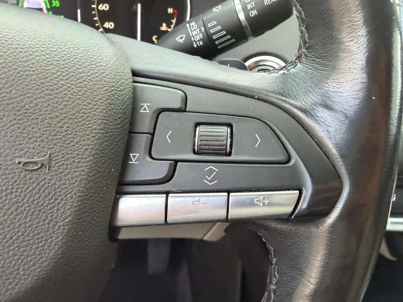Used 2023 Cadillac XT4 Luxury w/ Cold Weather Package FWD image 23