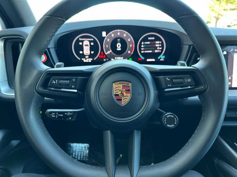 Used 2025 Porsche Cayenne image 22