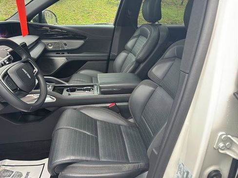 Used 2025 Lincoln Nautilus Reserve image 11