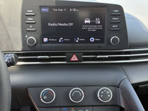 Used 2024 Hyundai Elantra SE FWD image 13