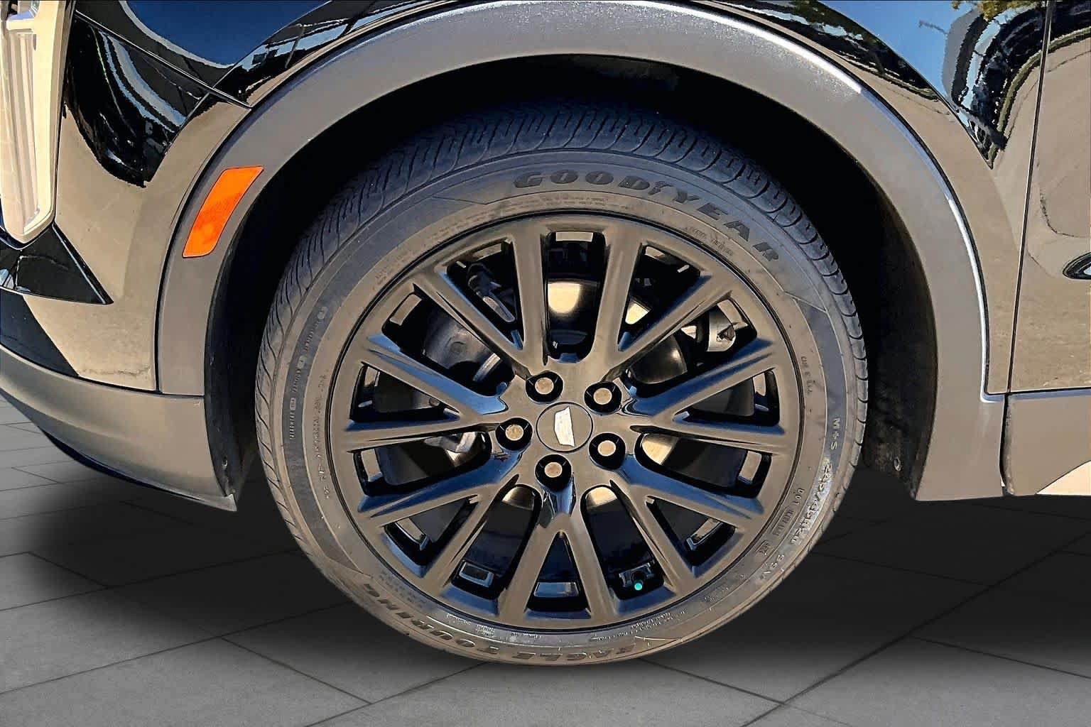 Used 2022 Cadillac XT4 Premium Luxury w/ LPO, ONYX Package FWD image 9