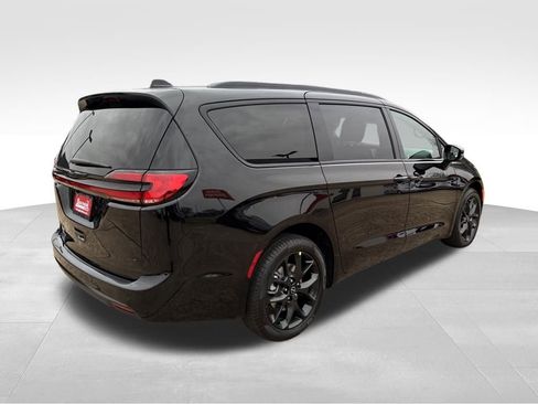 New 2026 Chrysler Pacifica Select image 5