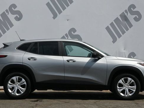 Used 2024 Chevrolet Trax LS w/ Driver Confidence Package FWD image 4