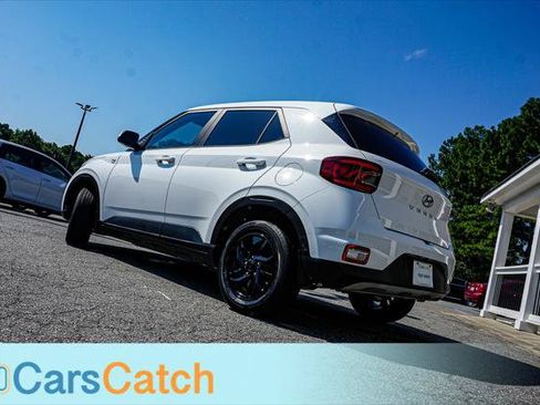 Used 2022 Hyundai Venue SE FWD image 4