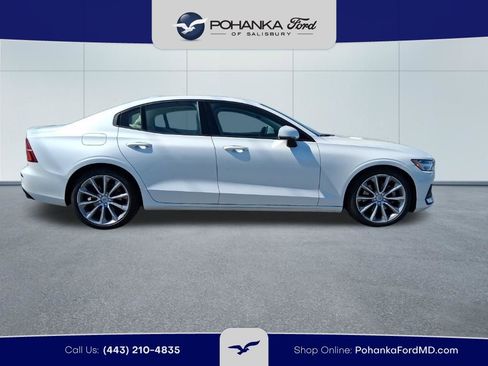 Used 2020 Volvo S60 T5 Momentum w/ Premium Package image 4