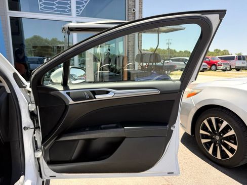 Used 2019 Ford Fusion SE FWD image 18