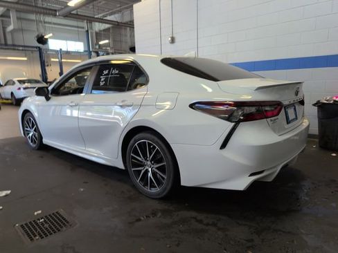 Used 2023 Toyota Camry SE image 3