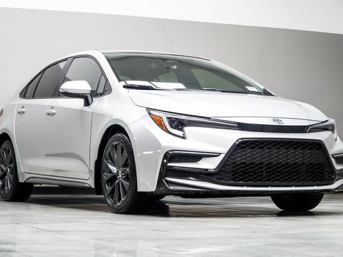 Used 2025 Toyota Corolla XSE FWD image 4