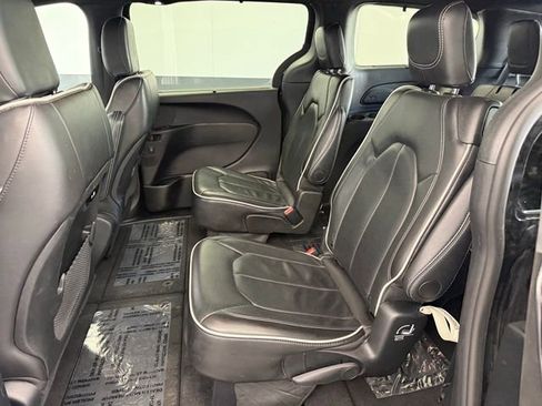 Used 2025 Chrysler Pacifica Limited FWD image 47