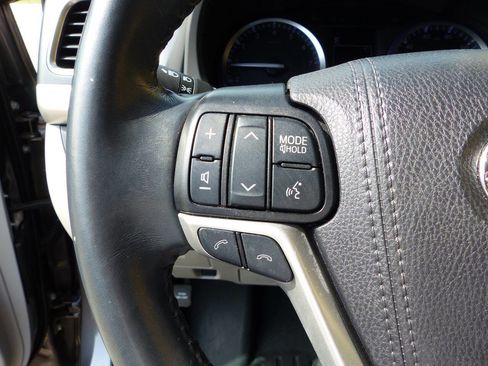 Used 2019 Toyota Highlander FWD V6 image 36