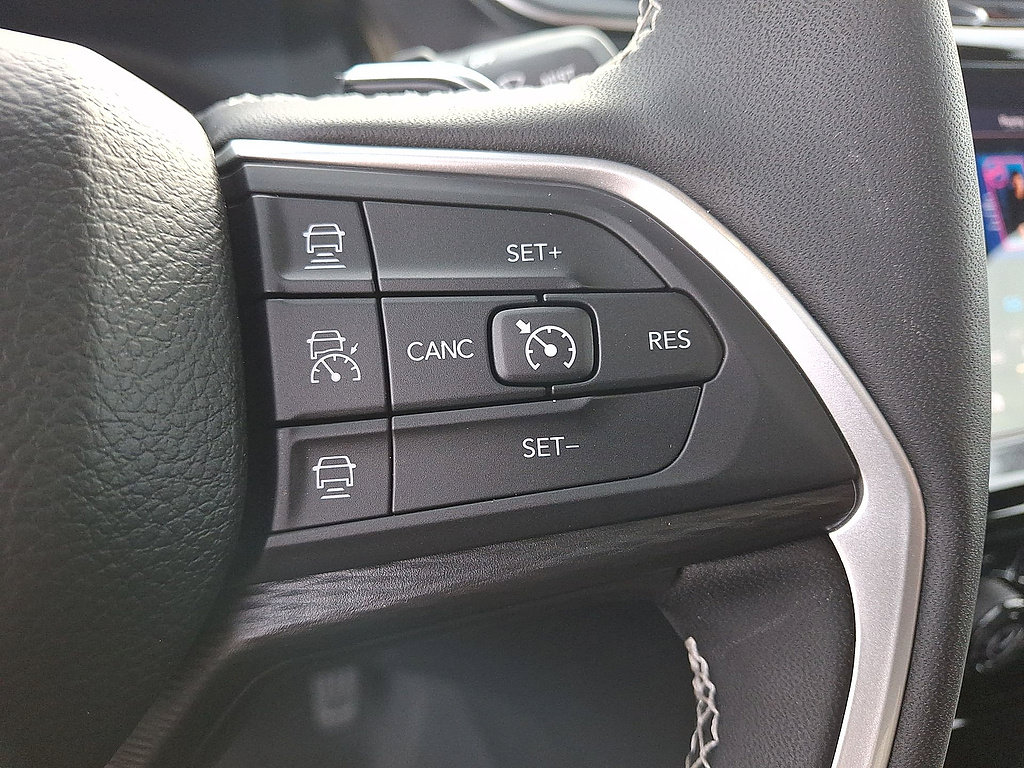 Used 2024 Jeep Grand Cherokee Altitude AWD/4WD image 24