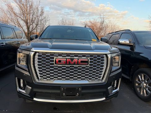 Used 2021 GMC Yukon Denali w/ Denali Premium Package image 3