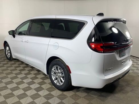 New 2026 Chrysler Pacifica Select image 5