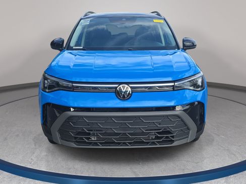 Used 2025 Volkswagen Taos SE AWD/4WD image 2