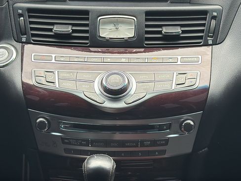 Used 2019 INFINITI Q70 Luxe w/ Sport Package image 23