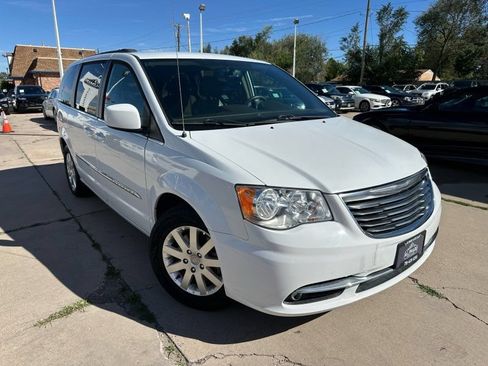 Used 2016 Chrysler Town & Country Touring FWD image 1