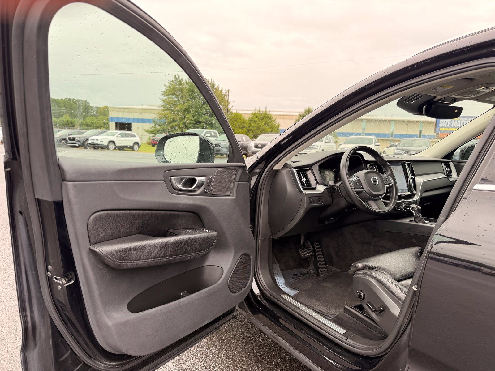 Used 2019 Volvo XC60 T5 Momentum w/ Multimedia Package AWD/4WD image 16
