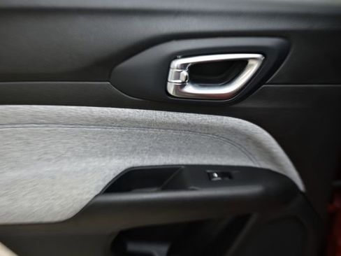 Used 2024 Jeep Compass Latitude image 23