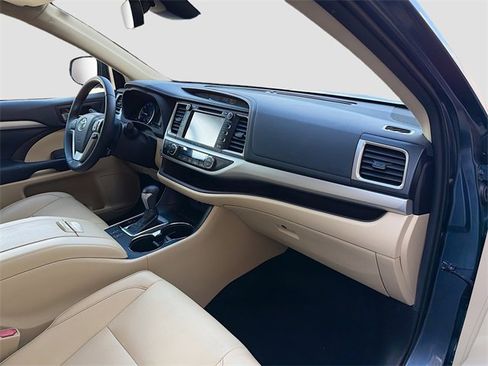 Used 2019 Toyota Highlander XLE image 14