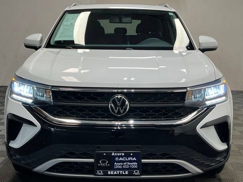 Used 2022 Volkswagen Taos SE FWD image 2