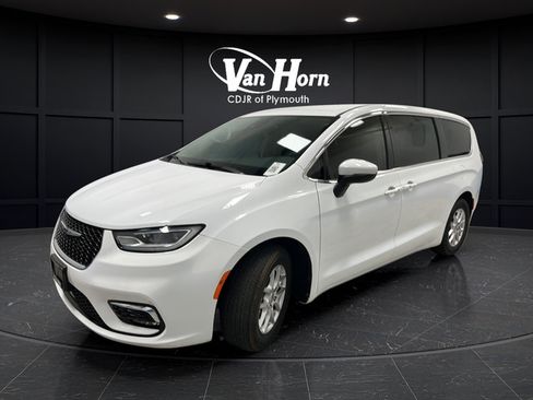 Used 2023 Chrysler Pacifica Touring-L FWD image 3