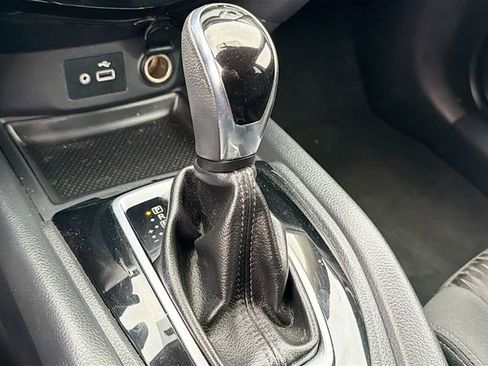 Used 2018 Nissan Rogue SV image 16