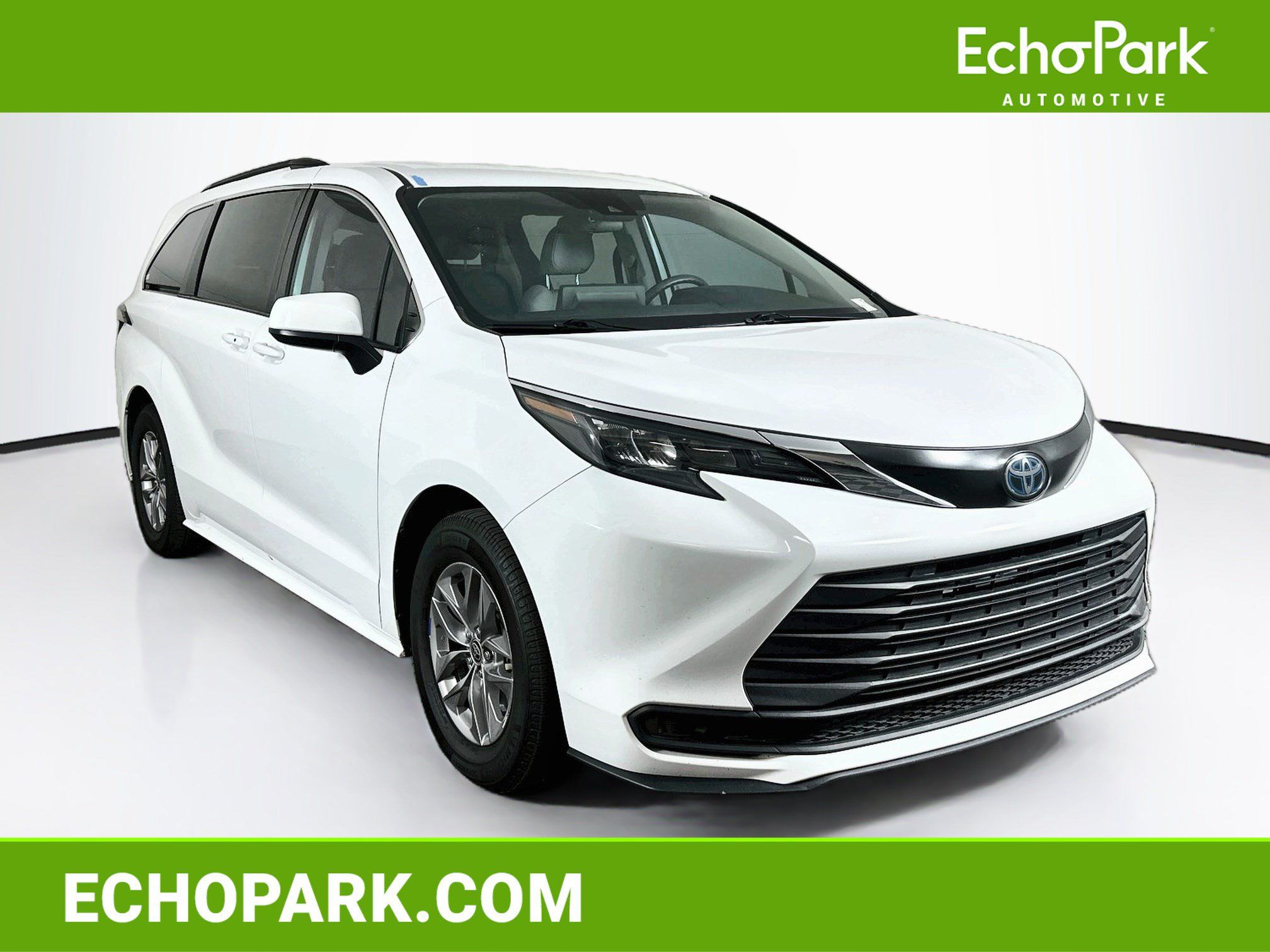 Used 2024 Toyota Sienna LE FWD image 1