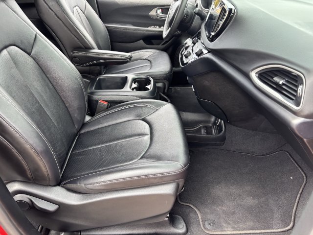 Used 2025 Chrysler Pacifica Select FWD image 11